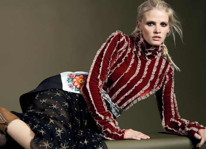 Лара Стоун в эклектичных образах на страницах Vogue