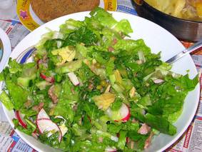 Салат с редисом, авокадо и тунцом