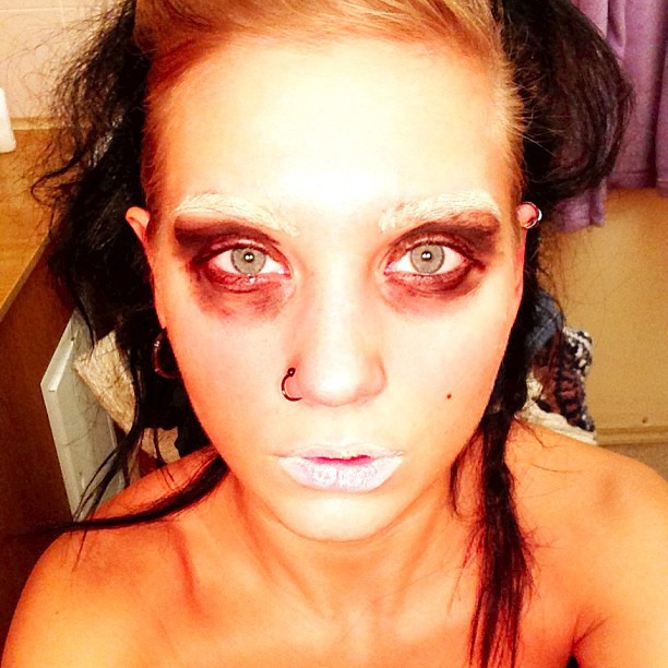 vikalivat-glaza-telki-taroy-benks-kak