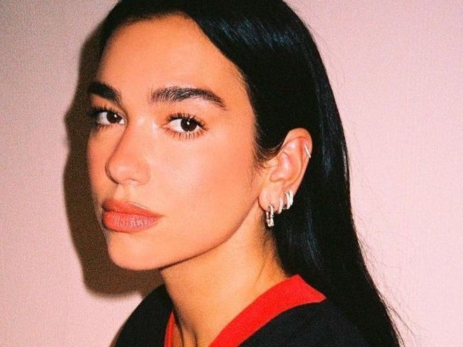 Дуа Ліпа влаштувала нічні пошуки танцмайданчика в боді з декольте та спідній білизні