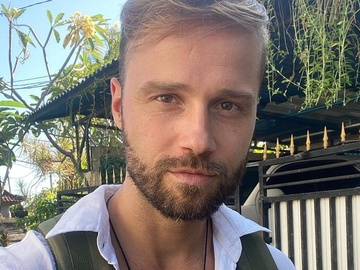 "Усім сонячного дня з Балі": 12-й Холостяк запостив півголе вітання з Індонезії