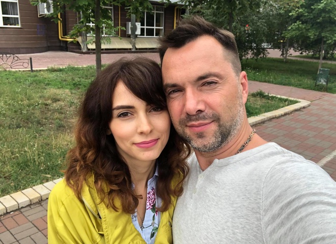 Третя дружина Арестовича подала на розлучення