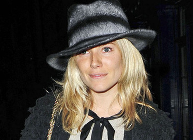 Сиенна Миллер с другом