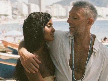 Молода кохана Касселя показала фігуру в білизні через місяць після пологів