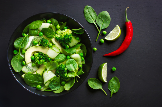 Рецепт салата из капусты брокколи, огурцом и зеленым горошком