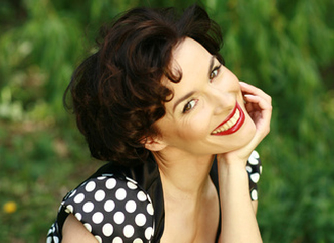 Из коллектива была уволена брюнетка Меседа Багаудинова. Вины девушки в этом нет, просто в коллектив решила вернуться Надя Грановская - персона в "ВИА Гре" всегда долгожданная. 