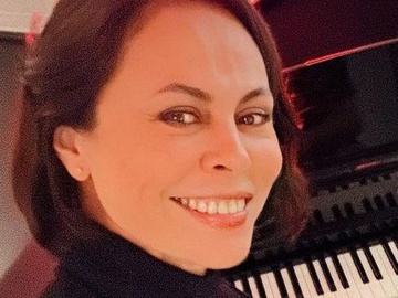 Колишня Кличка знялася в кабріолеті на студії своєї тренерки з вокалу