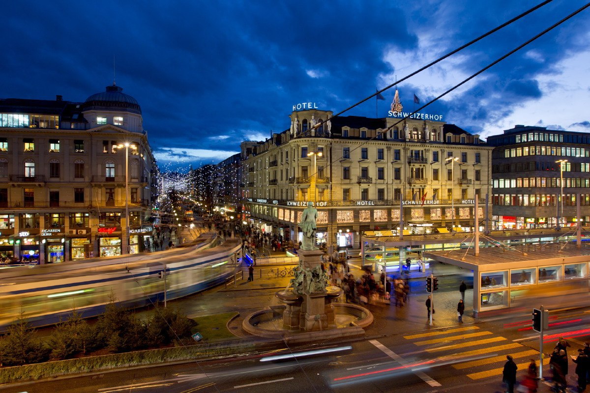 Швейцария из минска. Цюрих Bahnhofstrasse. Bahnhofstrasse Швейцария. Цюрих Швейцария. Банхофштрассе в Цюрихе.