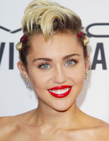 Майли Сайрус на amfAR 2015 Майли Сайрус на amfAR 2015