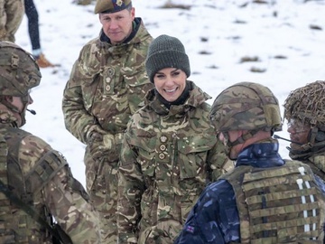 Кейт Міддлтон у камуфляжі зустрілася з ірландськими військовими, які допомагають ЗСУ з розмінуванням