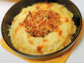 Говядина, запеченная под луковым соусом