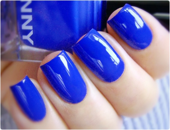 Синий маникюр: как и с чем носить  