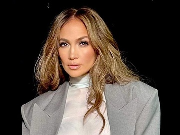 Джей Ло потішила публіку кадрами в приталеній сукні з квіткою між грудьми