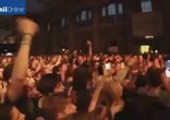 Певец на концерте прыгнул в толпу фанатов с 10-метровой высоты