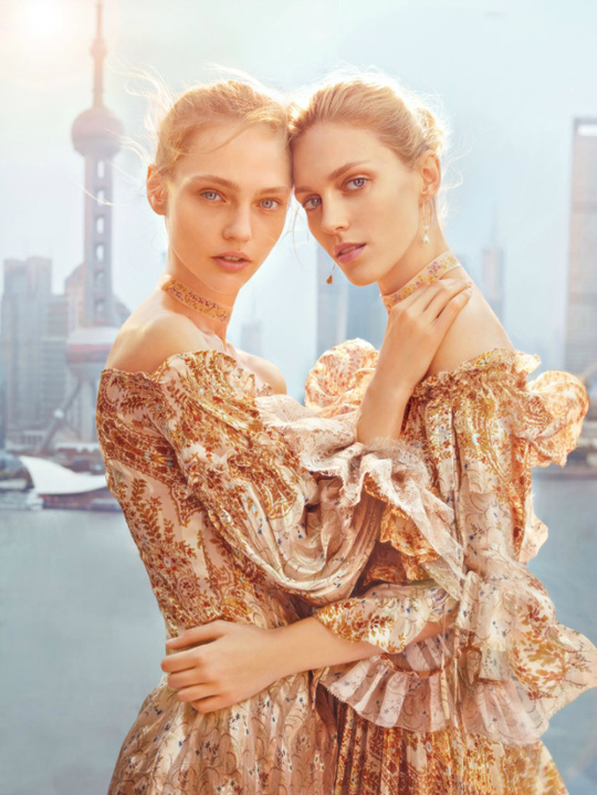 Аня Рубік та Саша Півоварова для Vogue China