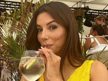 Єва Лонґорія показала елегантні й пікантні світлини для глянцю з урочистої нагоди