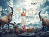 Ребенок в окружение символа 2015 года