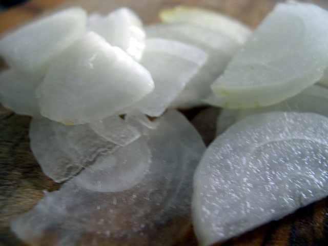 Салат из помидоров с брынзой и оливками