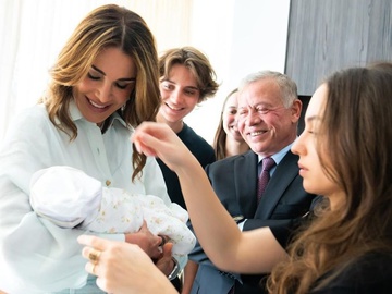 Старший син королеви Ранії вперше став батьком