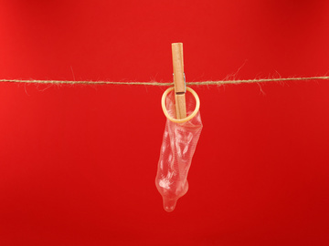 Дефицит на безопасность: вместе с гречкой с полок сгребают презервативы