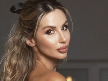 "Мрій про велике": Лобода показала підтримані бюстгальтерними кісточками груди