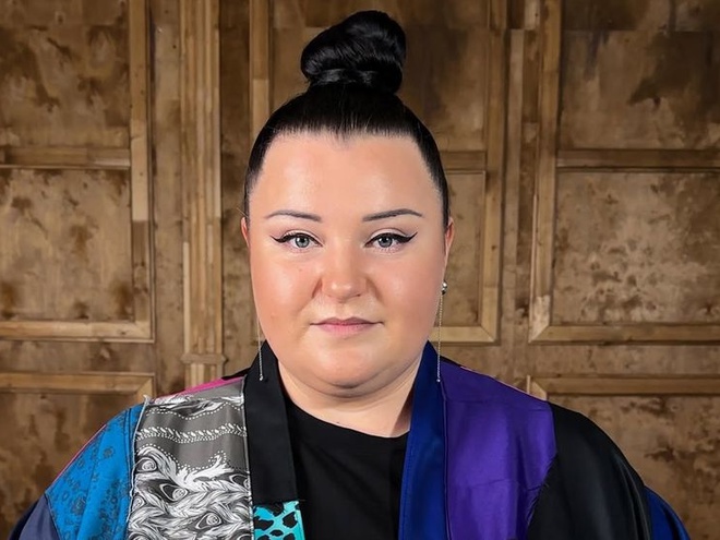 Від штопора до таблеток: alyona alyona розсекретила, що носить у своїй сумочці