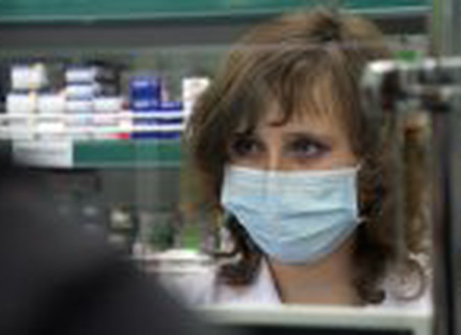 Аптекарша в маске продает лекарства