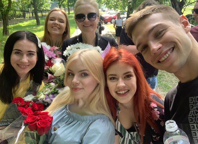 Актеры сериала "Школа" сделали сюрприз выпускникам в Николаеве