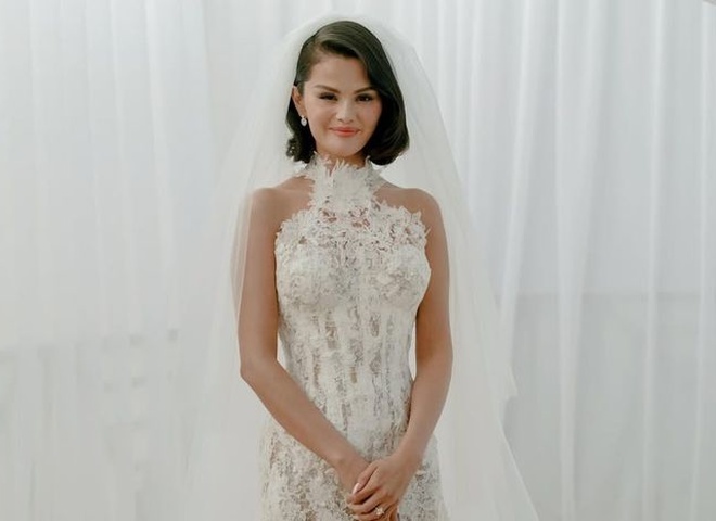 Селена Гомес показала свої три весільні сукні на нових фото з церемонії