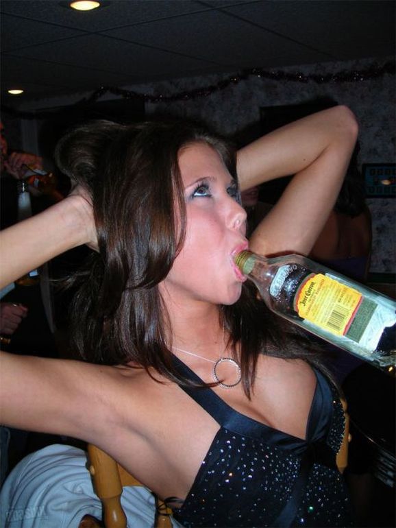 Пьяные выходки сексуальных девушек