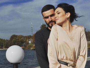 Приходько влаштувала романтичну фотосесію з чоловіком у Тунелі кохання