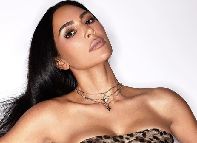 Кім Кардаш'ян продемонструвала підтягнуту фігуру у леопардовій білизні