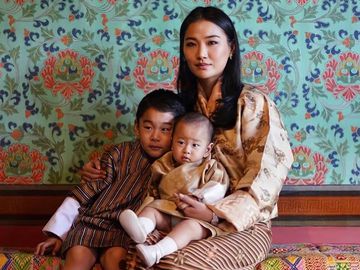 Королева Бутану з синами
