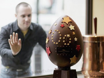 В Лондоне представили пасхальное яйцо с золотом