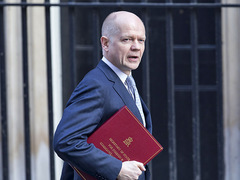 Кончиту Вурст встречают бородатые женщины в Австрии