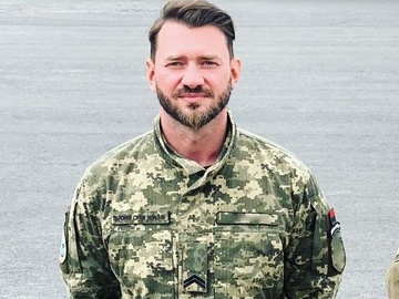 Хореограф-військовий Дікусар на новому фото «одягнув костюм» для Трампа