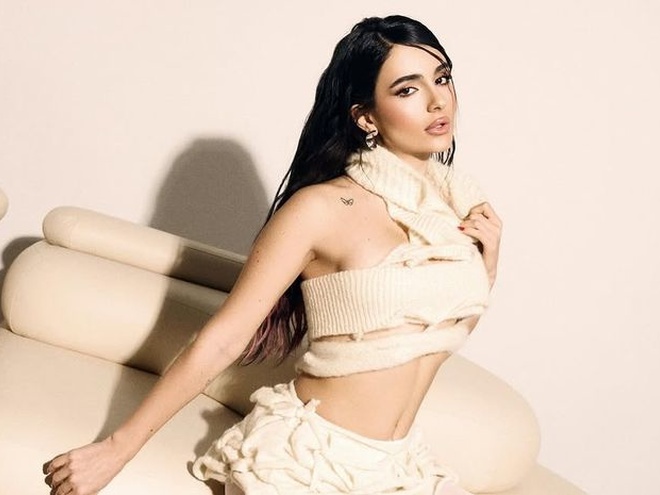 «Лукава кішка»: Трінчер спокусливо позувала у новій фотосесії