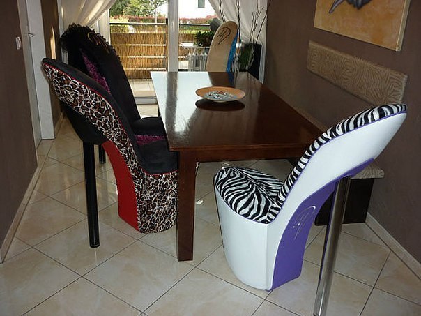 Креативные стулья в женском кафе