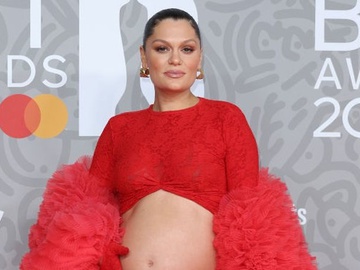 Після 8-річної боротьби з безпліддям: співачка Jessie J вперше стала мамою