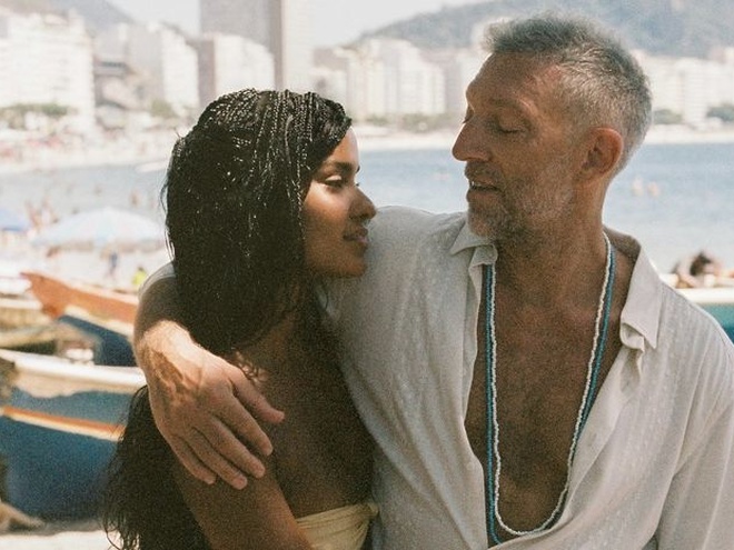 Вагітна дівчина Касселя знялася оголеною на тлі морського краєвиду