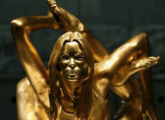 Золотая статуя Кейт Мосс