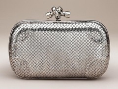 Клатч от Bottega Veneta стоит $7,7 тыс.