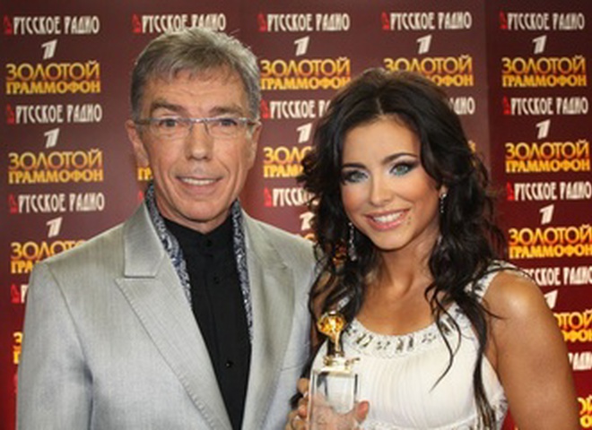 Филипп с удовольствием демонстрировал новую прическу