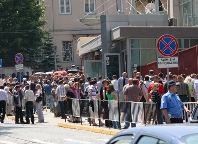 Очередь за визами в консульство Польши во Львове