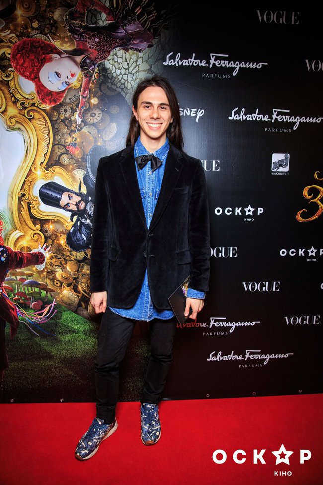 Аліса в Задзеркаллі прем'єра