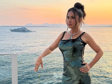 58-річна Гаєк станцювала біля басейну в крихітному бікіні