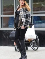 Звездная мода: стильные образы для беременных