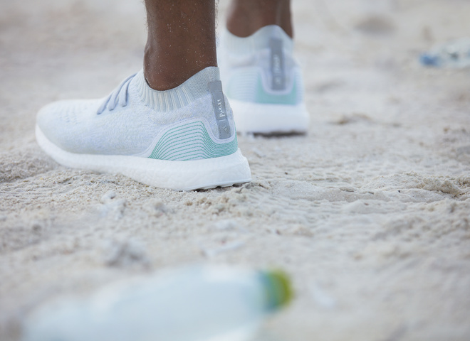 Ничего лишнего: Adidas создает кроссовки из океанического мусора