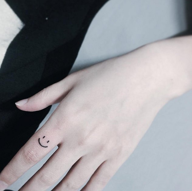 Нежные татуировки на пальцах