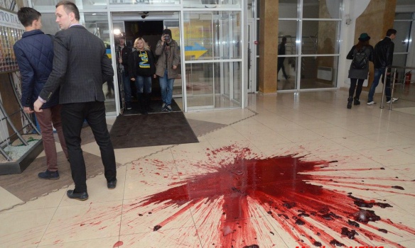 Офіційно: в Хмельницькому протестувальники зірвали концерт Потапа і Насті